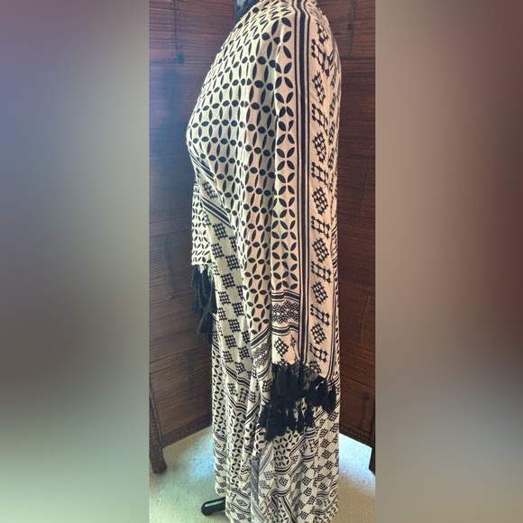 Black and Cream Patterned Long Kimono - Picture 4 of 6